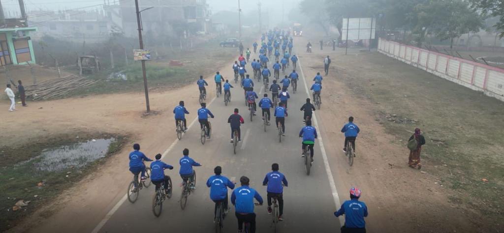 IaSouthern's tweet photo. As prelude to #ArmyDay 2023 #ShahbaazDivision organised various events in conjunction with Students of APS. A Cyclothon was organised by APS #Gwalior & APS #Saugor paid visit to the War Memorial to pay homage to the Martyrs
#HarKaamDeshKeNaam
@adgpi
#SudarshanChakraCorps https://t.co/etLJGsycZJ