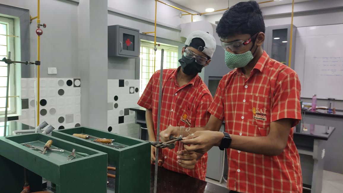 SAI_Edu_In's tweet photo. Cambridge students of Class VIII engaged in intriguing scientific experimentation, observing the rates of reaction at different temperatures as a part of 'Think Like a Scientist 'assignment.
#ThinkLikeAScientists
#ObserveandInfer
#LabActivities
#CriticalThinking https://t.co/GFxkDsJZSl