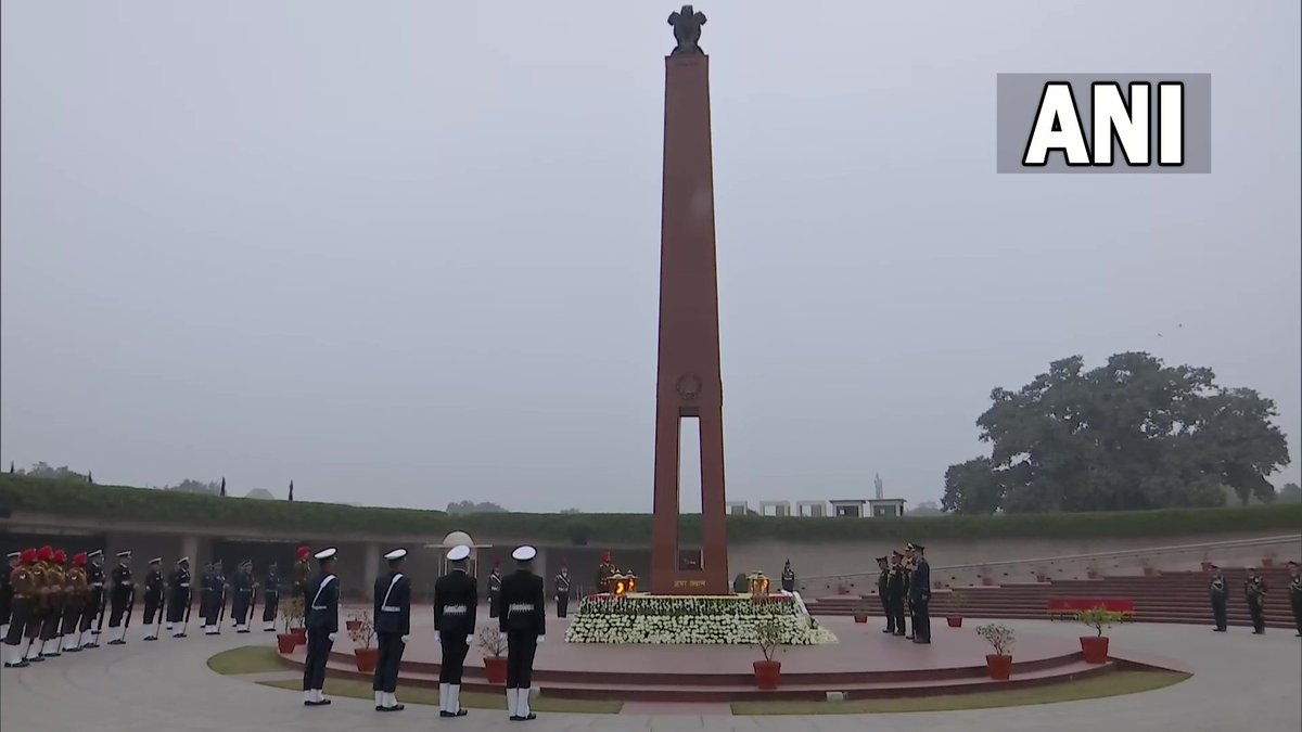 CORRECTION | CDS Gen Anil Chauhan along with Army Chief Gen Manoj Pande, IAF chief Air Chief Marshal VR Chaudhari &amp; Navy Chief Admiral R Hari Kumar laid wreaths at National War Memorial to mark Army Day

75th Army Day will be celebrated tomorrow &amp; parade will be held in Bengaluru