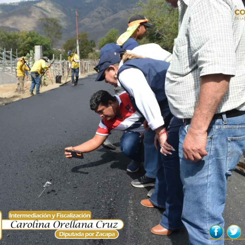 Hoy pude FISCALIZAR los trabajos de recapeo que realiza COVIAL en la Aldea Monte Grande, Río Hondo.

Seguiré intermediando y fiscalizando en obras como estas, que contribuyen al desarrollo integral de nuestras comunidades.

Por Zacapa, Con Zacapa y Para Zacapa.