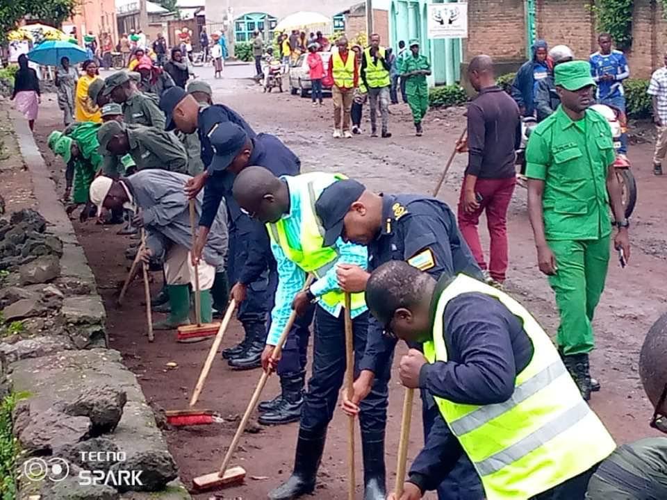habanabakizefi1's tweet photo. Bimwe mubiranga #Ubudasa ba' #Intavogerwa za @RubavuSector 

#IsahaY'isuku
#Siporo rusange
#ByeBye Imirire mibi (slogan)
#igiti CYIMBUTO mukigo cy'ishuri.🥑
#Tembera Rubavu n'igare 🚴
#Umurenge Mukagari
#...Imihigo irakomeje @RubavuDistrict @RwandaWest https://t.co/EihDx7rj9r