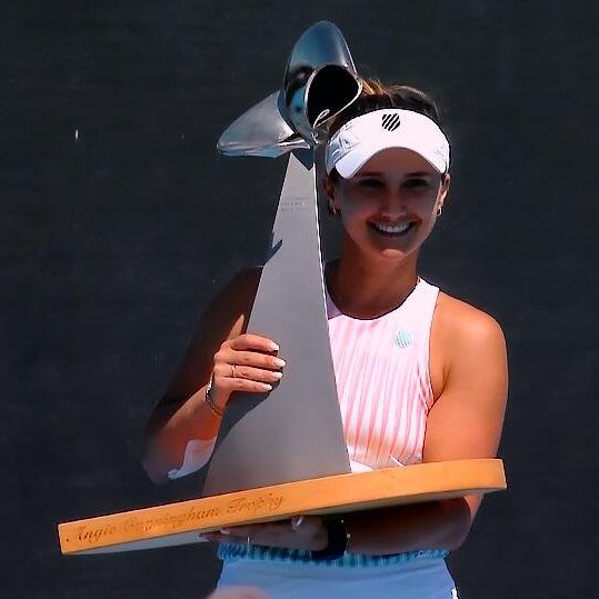World no.84 Lauren Davis 🇺🇸 just won the Hobart International WTA 250 title...her second career title and first in six years.

Shoutout, <a href="/LaurenDavis93/">Lauren Davis</a> 👏