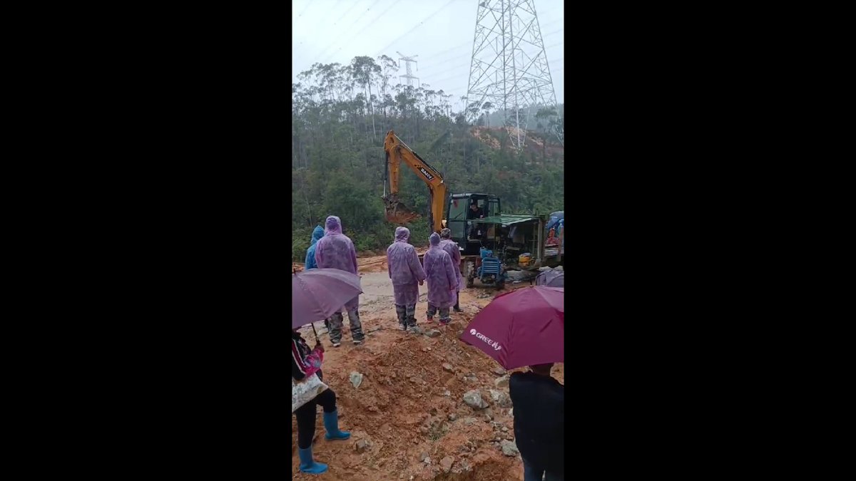 LeeGolden6's tweet image. #China 
Qingyuan, Guangdong
Farmers land was taken to make roads, no compensation was given to farmers, police is assaulting farmers if they protest. #ChinaProtests #ChinaEconomicCrisis