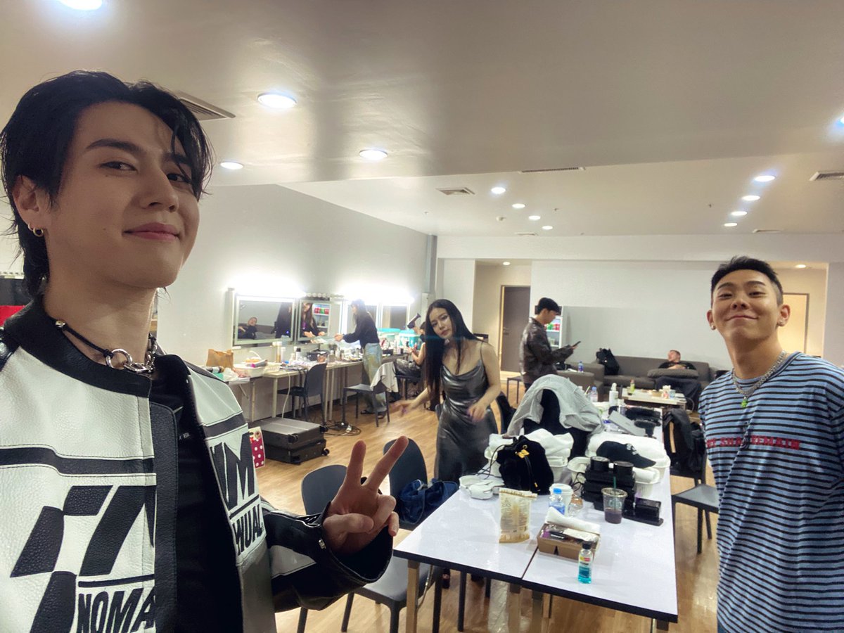 A sneak peek to how the photo was taken and the backstage with my AOMG crew. 😁🐥