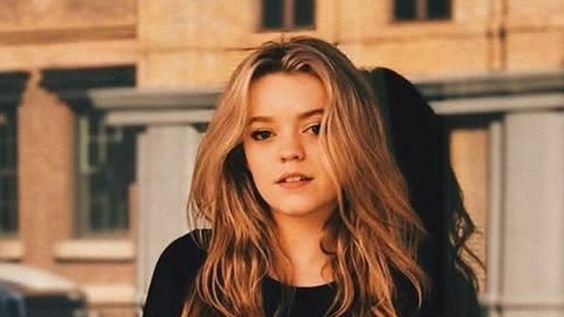 Yesterday I started to watch a new American series called Fire Country on the website poor.tv.
In the first episode I noticed that the two American actresses Stephanie Arcila and Jade Pettyjohn had an excellent chemistry in the interpretation of their roles.