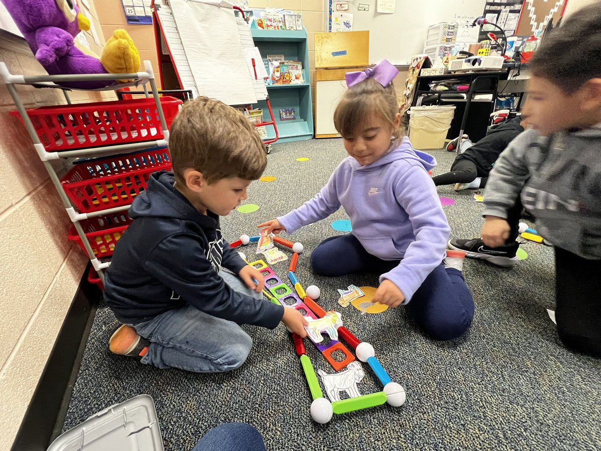 Katie_Ornelas's tweet photo. Today we made bridges to retell the story of The Three Billy Goats Gruff. The kids worked in groups of 3 and had the best time. #brainycreativity @KuehnleKISD
@KleinISD #Kindergartenrocks 
@KleinISD_EC https://t.co/cAewQ3Eks9