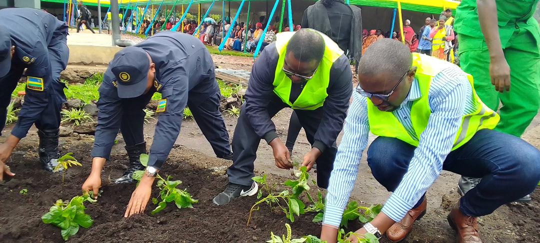 olinkotanyi's tweet photo. Ihere ijisho ubudasa #Intavogerwa za #RubavuSector maze usobanukirwe aho umuvuduko witerambere ugeze👇

#Siporo Rusange
#Indyo Yuzuye
#Tembera Rubavu sector
#Gutera ibiti by'imbuto mu bigo byamashuri
#Umurenge mu Kagari

Imihigo irakoje kuko ubumwe bwacu arizo Mbaraga zacu💪 https://t.co/UOvXHmoSzP
