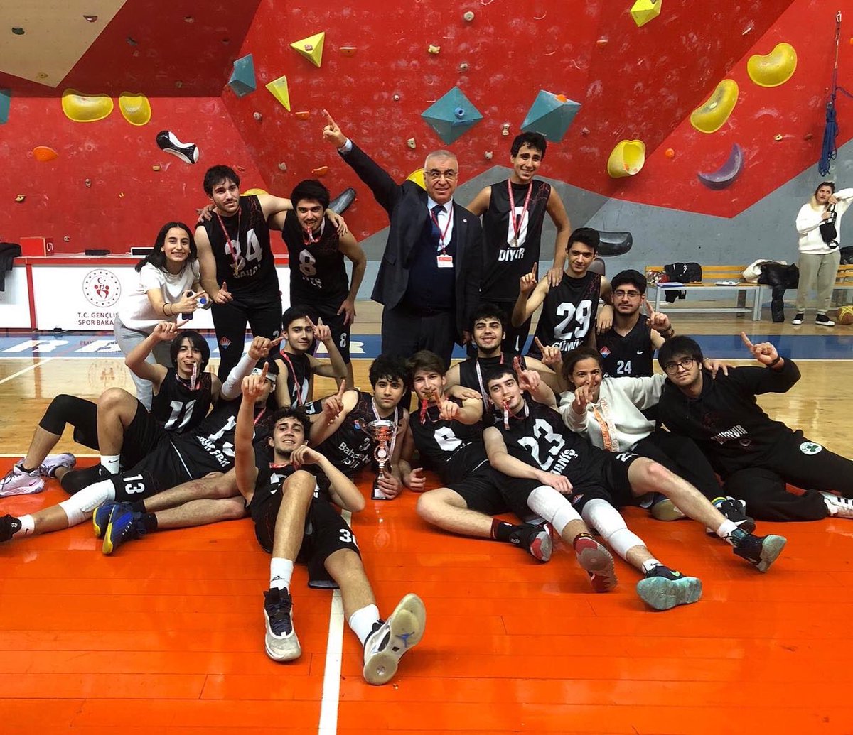 BHevsel's tweet photo. TEBRİKLER!👏🏻🏆 

Okul Sporları kapsamında gerçekleştirilen Basketbol Genç Erkekler müsabakalarında İl Birincisi olan basketbol takımımız şampiyonluk kupasının sahibi oldu. 🏀⛹️‍♂️

Sevgili öğrencilerimizi ve öğretmenlerimizi tebrik ediyoruz. 

❤️💙
#Bahçeşehirkoleji #BKDiyarbakır https://t.co/10fxFVd0wJ