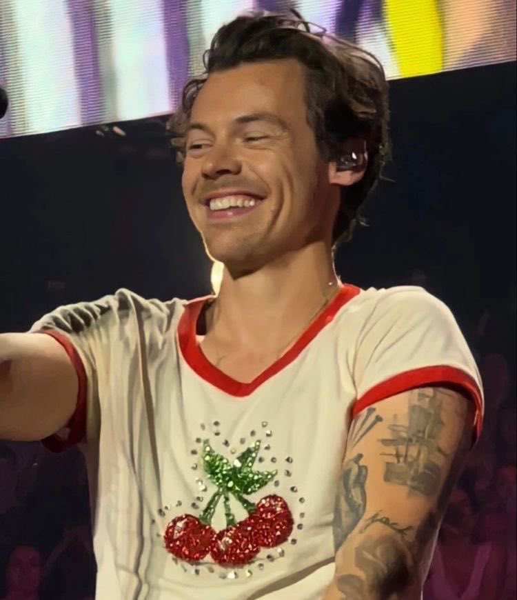 bestofhslot's tweet photo. harry styles in paris https://t.co/jz7QClF7Zq