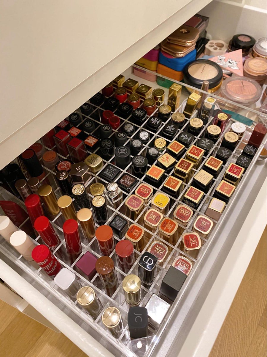Today I went to the mall with my sister to buy some cosmetics🙂