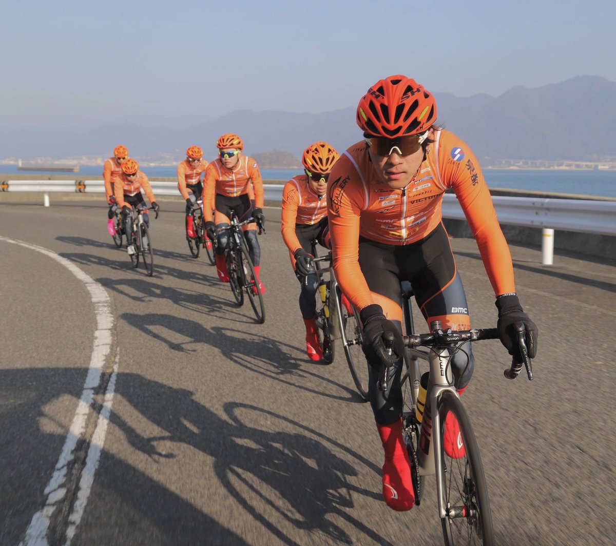 ksuke925's tweet photo. 2023シーズンチーム合宿in佐木島
@Victoire_info 
#sunvolt
#shplus
#ride_bmc 
#futabashoten 
#footmax
#panaracer https://t.co/vHG3JFhbaJ