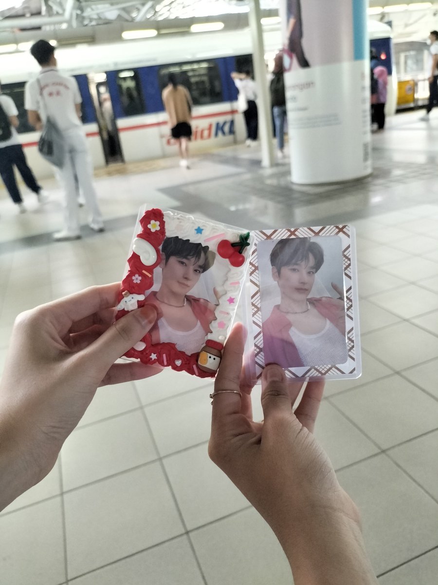 snwric_00's tweet photo. Omw with @syjswaifu! No we didnt plan to bring the same pc ๐
#TheStarsInYou #1Plus1_Equals_Juyomi_Day https://t.co/al3GVxodme
