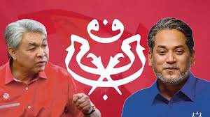 faisalazizfa's tweet photo. Sempena kehangatan isu Pertandingan Jawatan Presiden UMNO, saya ingin kongsikan sejarah pertembungan Calon Presiden UMNO dalam sejarah parti tersebut. (Bebenang) 

1) Tunku Abdul Rahman pernah dicabar. 

1/10 https://t.co/NQLiSNR1ck