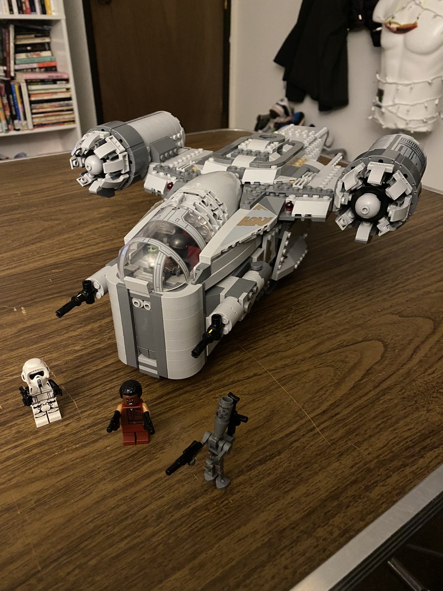 TrentonYeary's tweet photo. The Razor Crest!! #Lego #TheMandalorian #WarsofStars https://t.co/YXYtemklH7