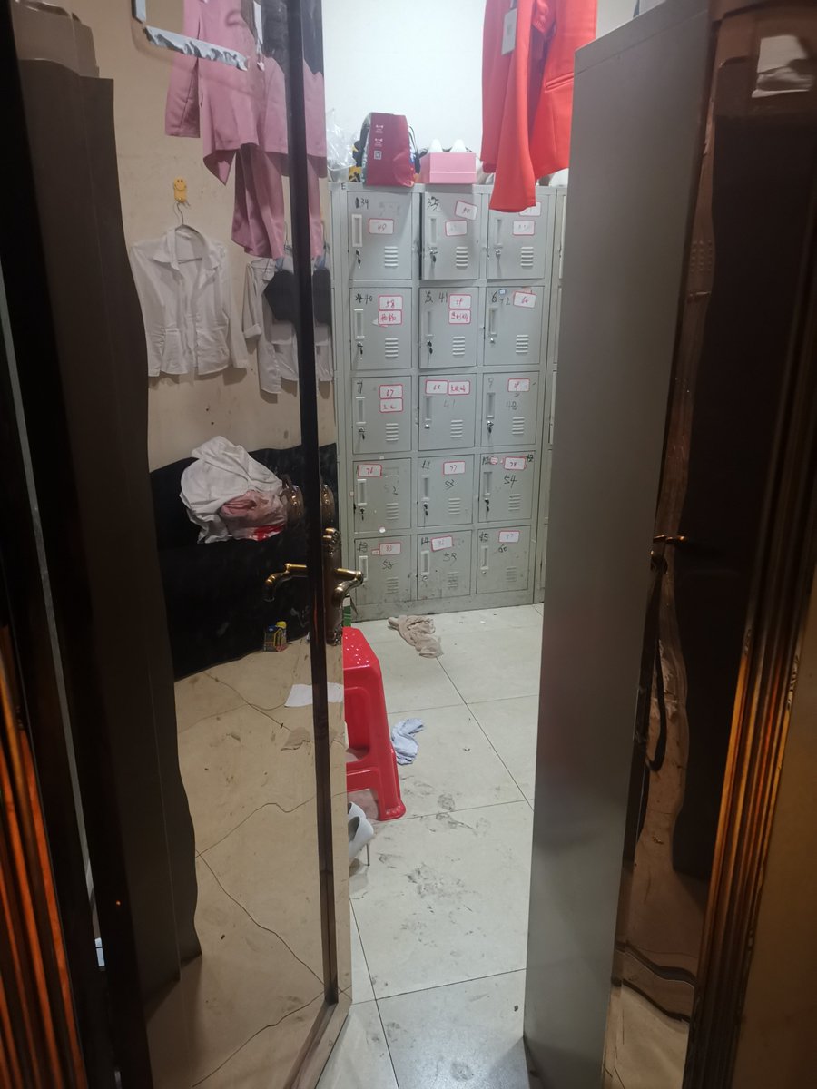 发现极品宝藏ktv更衣室，高跟鞋里都是香的，地上还有一双原味薄肉丝，脚部都已经穿硬了，味道也很足！过年福利，转发该推特并关注我，私信地址，免费送出这双肉丝，顺丰到付，先发先得！ https://t.co/wAWVw4S1J8