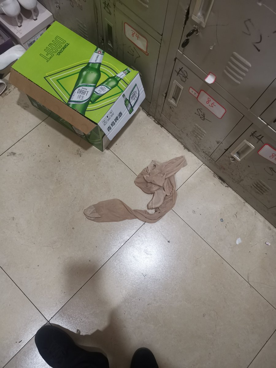 发现极品宝藏ktv更衣室，高跟鞋里都是香的，地上还有一双原味薄肉丝，脚部都已经穿硬了，味道也很足！过年福利，转发该推特并关注我，私信地址，免费送出这双肉丝，顺丰到付，先发先得！ https://t.co/wAWVw4S1J8