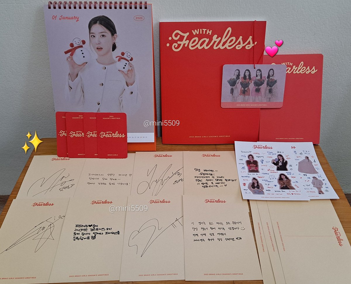 mini5509's tweet photo. 시즌그리팅 2box도착😆💕
일단 한박스만 개봉(2-2)
오~넘 이쁘다요😍👍
종이방향제에서 꽃향기가 나네🌸
스티커.엽서.카렌다.포토북.포카💕
#BraveGirls #브레이브걸스 #WITH_Fearless #Everline #2023SEASONSGREETINGS #2023시즌그리팅 #에버라인 https://t.co/3YXBzeMi6a