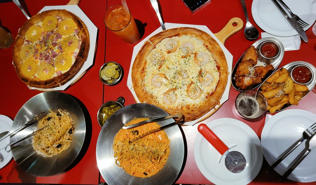 Hestia_D112's tweet photo. 2. 됴먼트님 @DOMENT_12
피자시즌 in 성수연방
레터링 피자🍕
두 번 예약했는데 레터링 날짜에는 결국 못 가고 😂
경수 생일날 덕메님들과 저녁 만찬
피자 맛있고,
스파게티 맛있고,
포테이토 맛있고,
버팔로 윙 진짜 맛있었음 👍
#해피뚜데이
#잇츠됴타임
#Hello_my_January https://t.co/5GEAcpJkGI