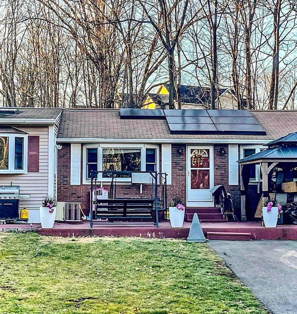 JimJohnson860's tweet photo. Another Great Install!! #SOLAR #solarpanels #solarenergy #solarinstall #energyefficiency #inthefield #poweredbysun #cleanenergy https://t.co/S8oc83WSmX