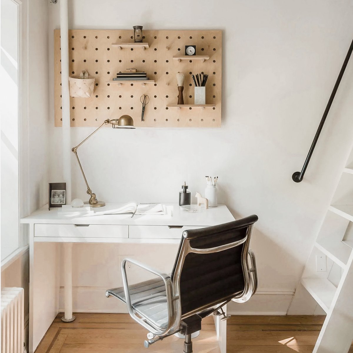 Keep your stationery essentials at an arm's length and always know where they are.📏✂️

alittlebitofalmosteverything.com/homedecor?cate…
#OrganiseYourHomeDay