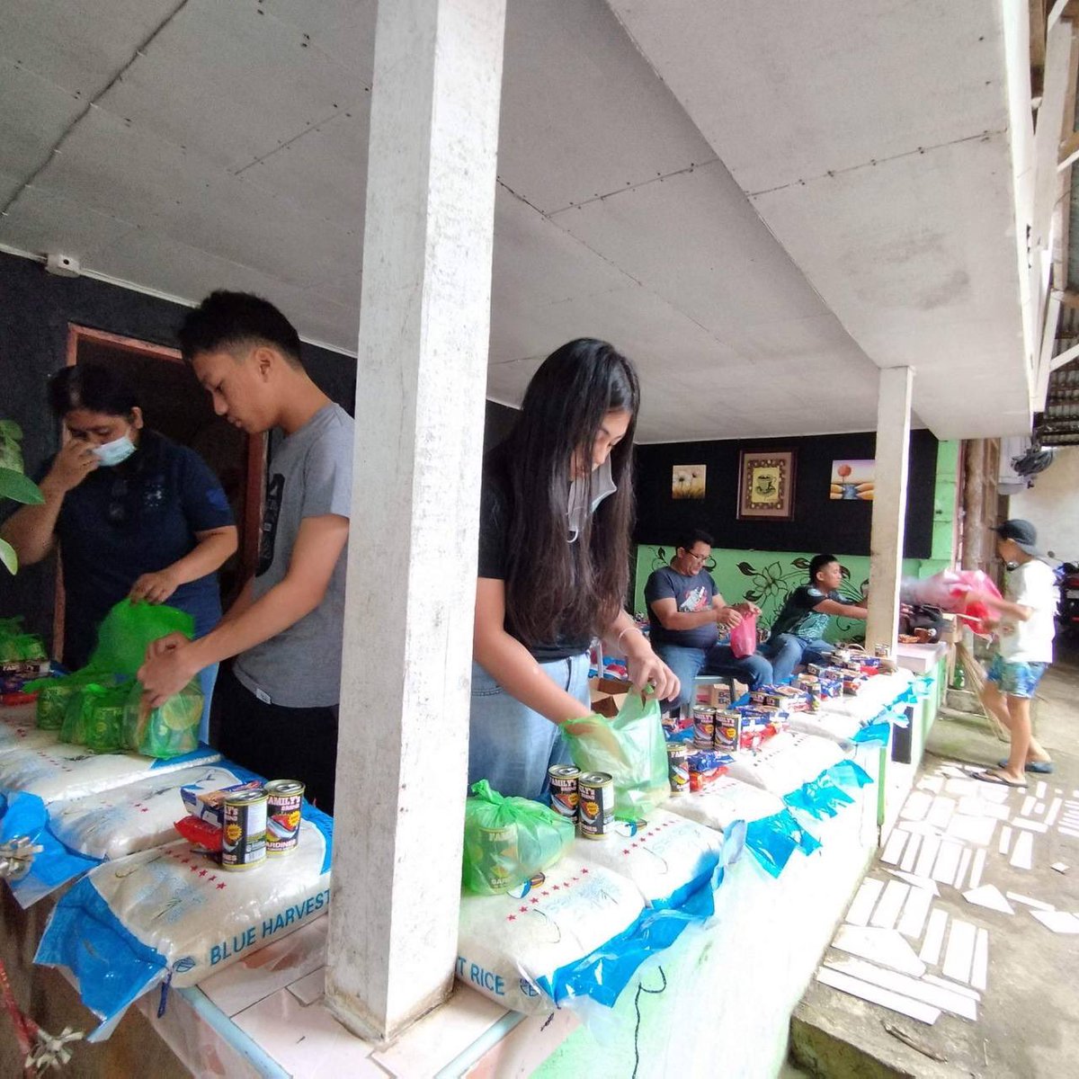 angatbuhay_ph's tweet photo. Nagsimula nang mag-repack ng relief goods ang ating volunteers para sa mga apektado ng ulan at pagbaha. 

Nakipag-ugnayan na rin tayo sa opisina ni Isabela City Mayor Dadah Hataman para sa ating #AngatBayanihan. https://t.co/RVdoLSNQMY
