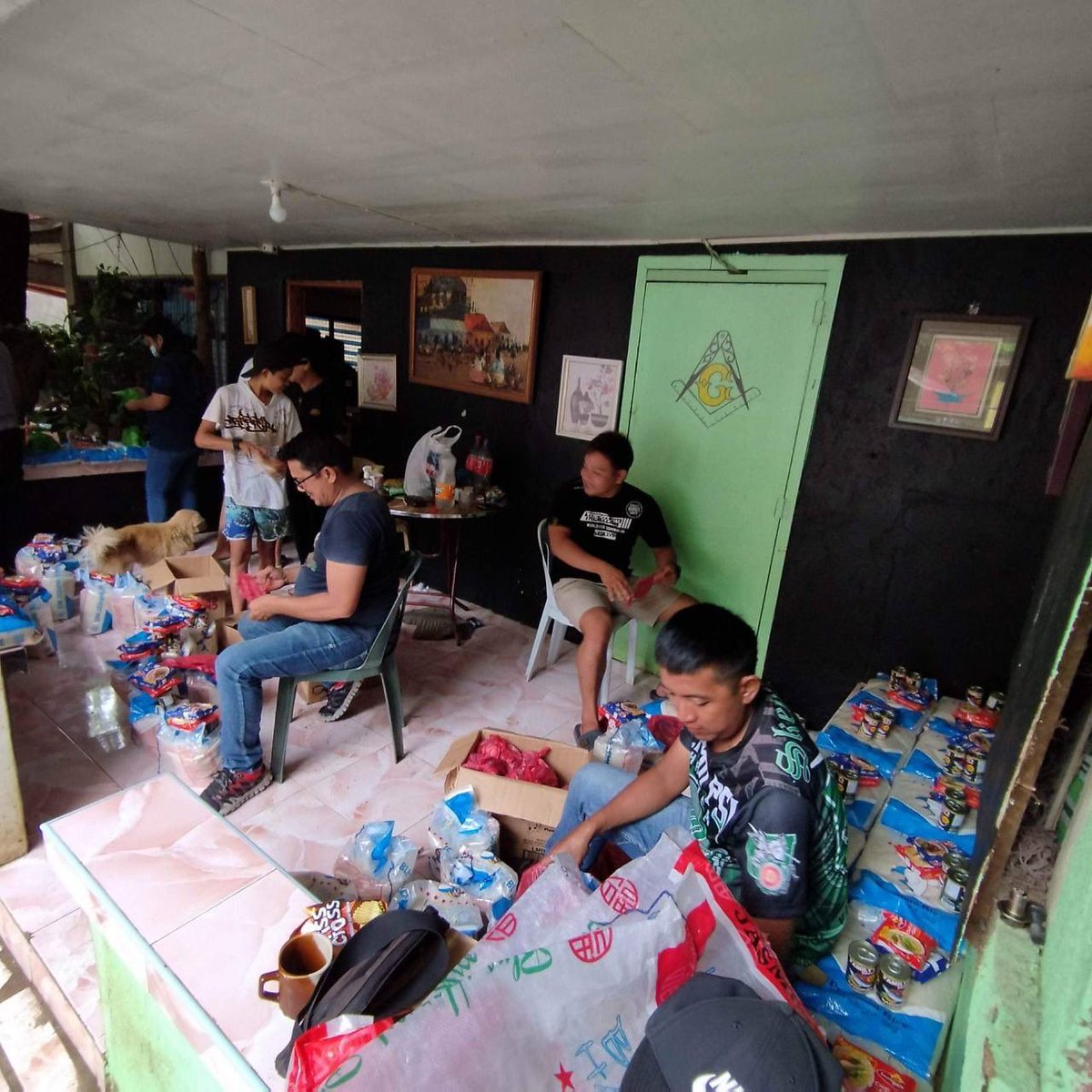 angatbuhay_ph's tweet photo. Maraming salamat sa Angat Basilan volunteers na katuwang natin magpaabot ng tulong! 😊 https://t.co/wos63dA8Qo