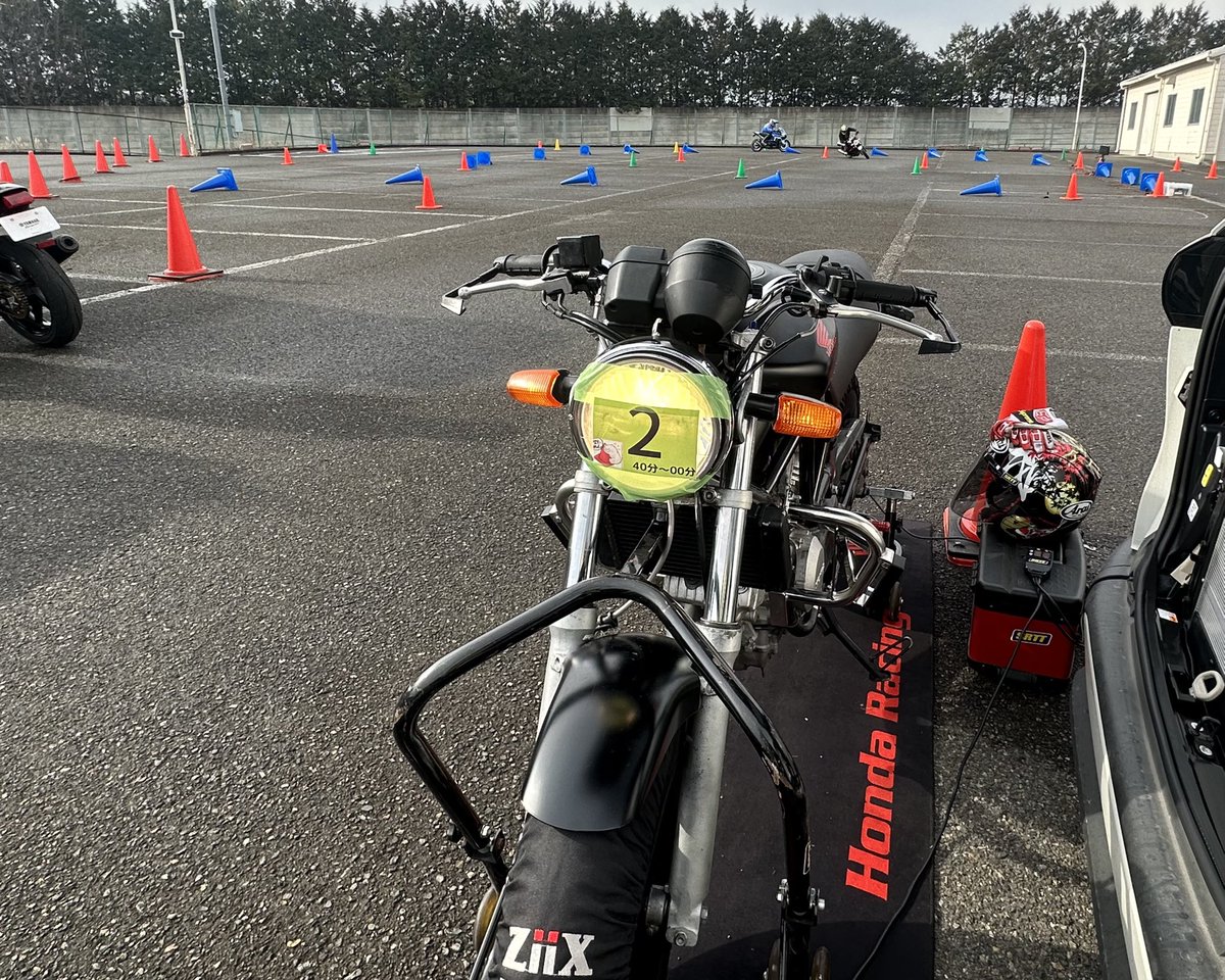 h2___x2's tweet photo. #ぶた練 に参加しています🏍
年始からバタバタでバイク初めになってしまいましたが楽しくて楽しくて🔥
#SRTT でいつもご一緒している @saku_848 に連れてきていただきました😆いただいた鍋焼きうどんが美味し過ぎる🤤
#モトジムカーナ
#VTR https://t.co/Sz1RqRTHP3