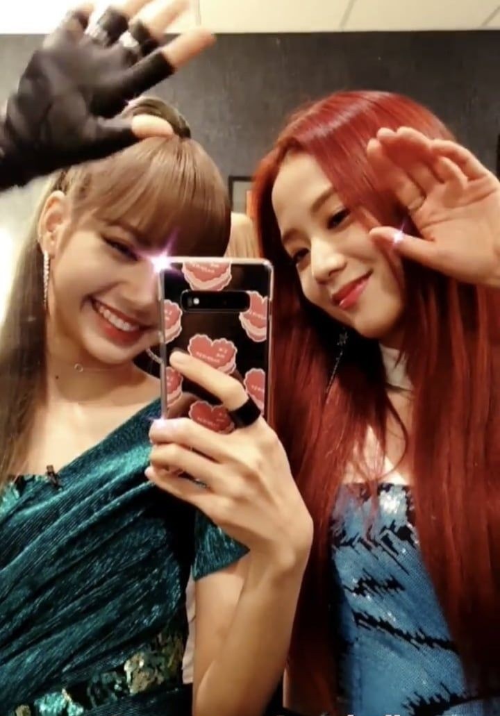 lisoopix's tweet photo. then                                      now https://t.co/AX0V5QkqKx