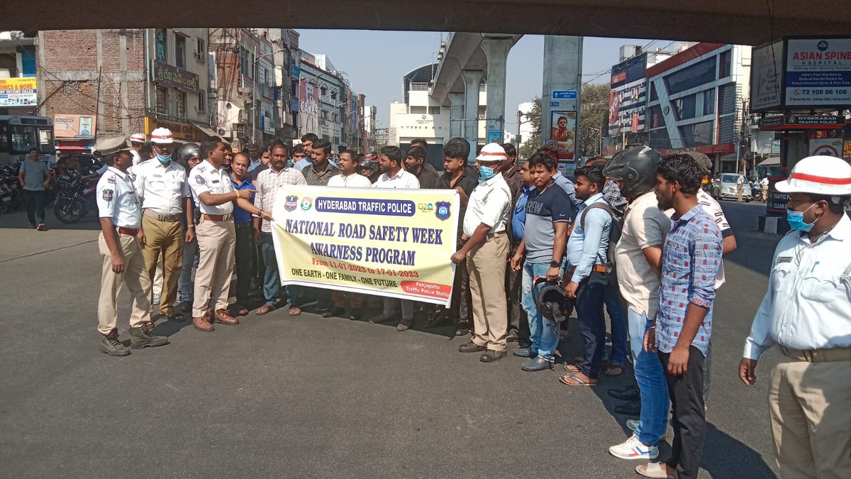 #HYDTPinfo
Today, conducted #RoadSafety awareness campaign at Panjagutta Jn., and educated the public on traffic rules n regulations.
#RoadSafetyWeek2023
#RoadSafetyWeek
<a href="/HYDTP/">Hyderabad Traffic Police</a>
