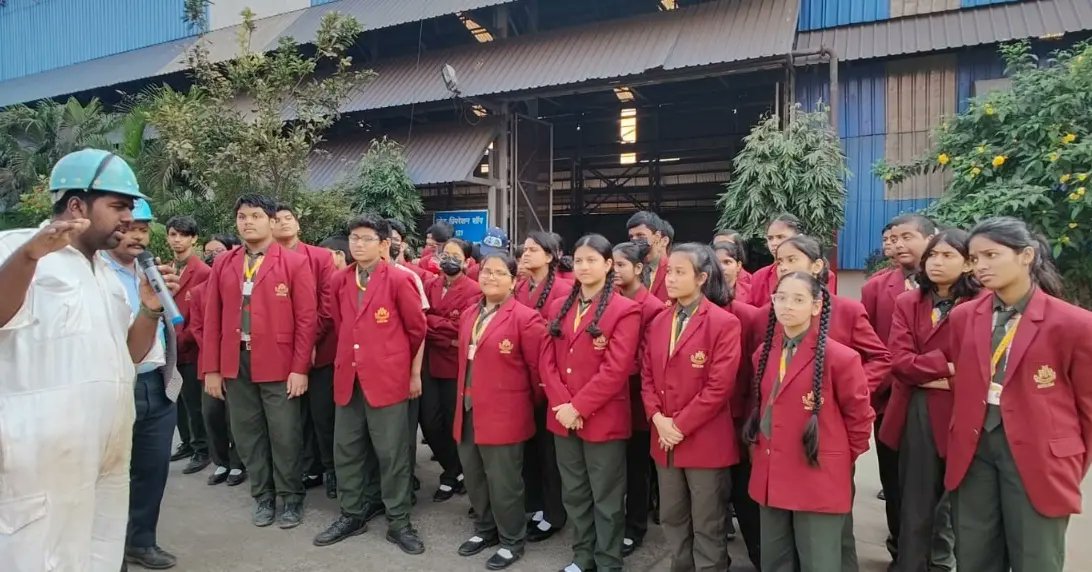 OfficialGRSE's tweet photo. Enthusiastic young minds from BDMI School, Kolkata displayed exuberance on gaining knowledge around #shipbuilding & voiced their excitement on visiting GRSE, one of the premier shipyards of India on 13 Jan 23
#bdmi #bdminternational #EducationalTour #Defence #MoD #RMOIndia https://t.co/PDYMIFxvA4