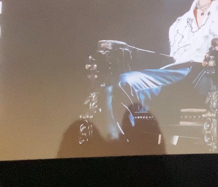 juuyeonS2ver's tweet photo. 영상회 시작 전에 귀여웠던거
쭈팬소녀들 주냥이와 한컷 하느라 스크린에 자꼬만 거대고양이 등장 https://t.co/rFKX61gPIT