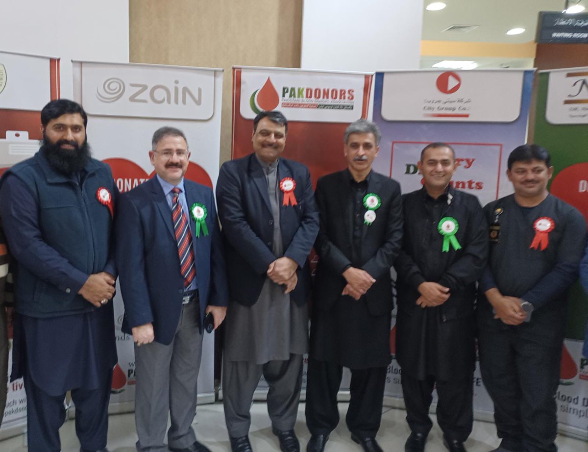 PakinKuwait's tweet photo. On the occasion, Amb. Farooq applauded PakDonors efforts in arranging over 2000 blood-pints in two years, especially during Covid-19 pandemic. https://t.co/zHLubGD7vr