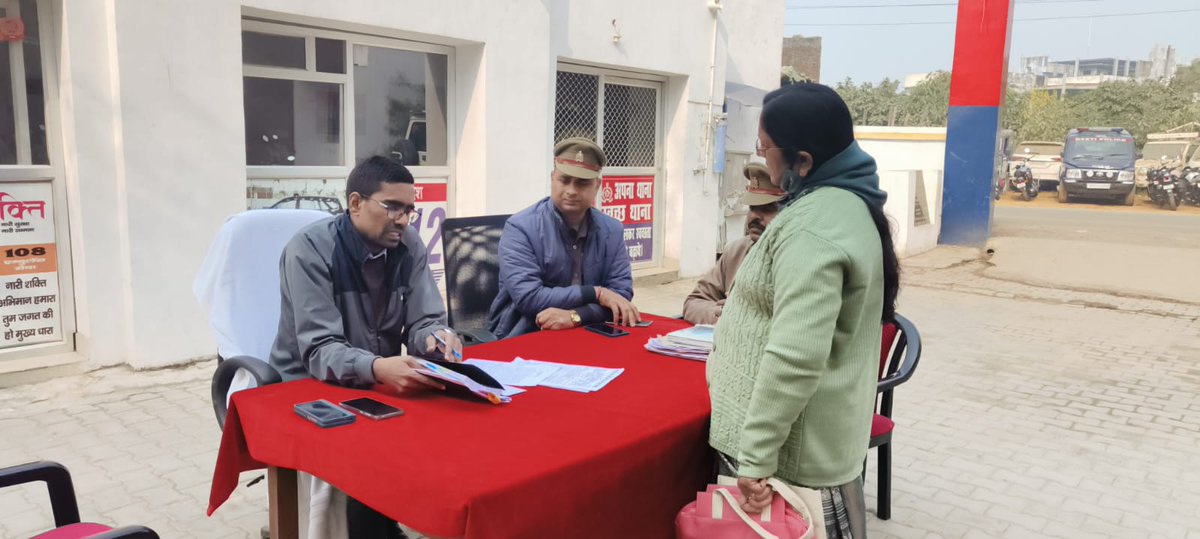 sdmsadar96's tweet photo. थाना दिवस पर थाना पुरानी बस्ती में जनसमस्याओं का निस्तारण करते हुए।
@UPGovt 
@CMOfficeUP 
@dmbas_ https://t.co/8IyTkQsSGQ