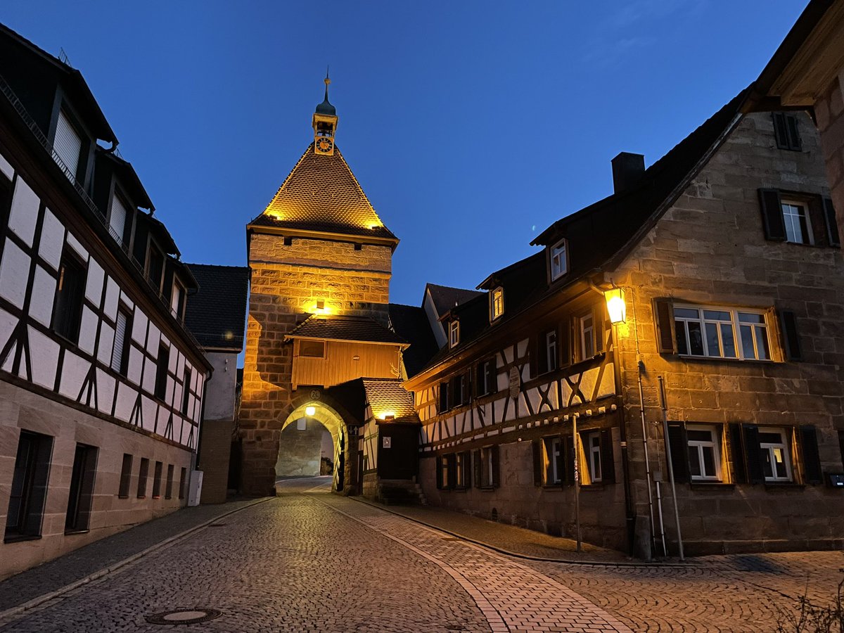 BlueMond13's tweet photo. An evening walk in my favorite #Cadolzburg #CastleRoad https://t.co/QkPFylJdd3