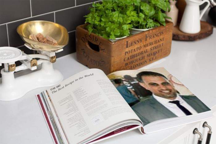 لا تجد في حديثهم غير الثناء والمديح على القيم والمبادئ وعندما تأتي لحظة الاختيار يتركون المبادئ والقيم للفقراء ويستحوذون هم على الأموال