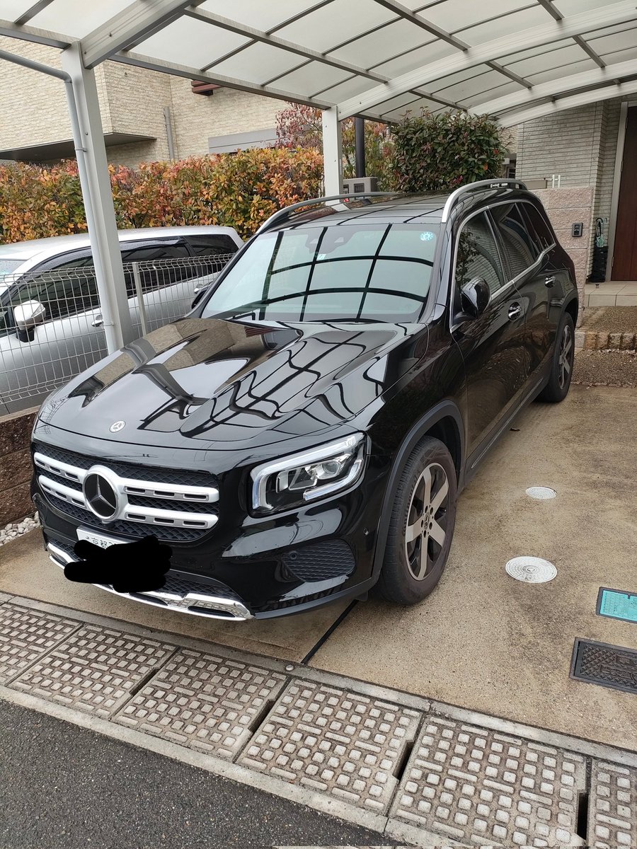 moultonmz's tweet photo. ６ヶ月点検の代車はGLB200d
図体はGLAに比べてデカいので走りはモッサリしてるけど、見通し良いからこっちのほうが乗りやすい!
#GLB200d https://t.co/rM5ShU6fXX