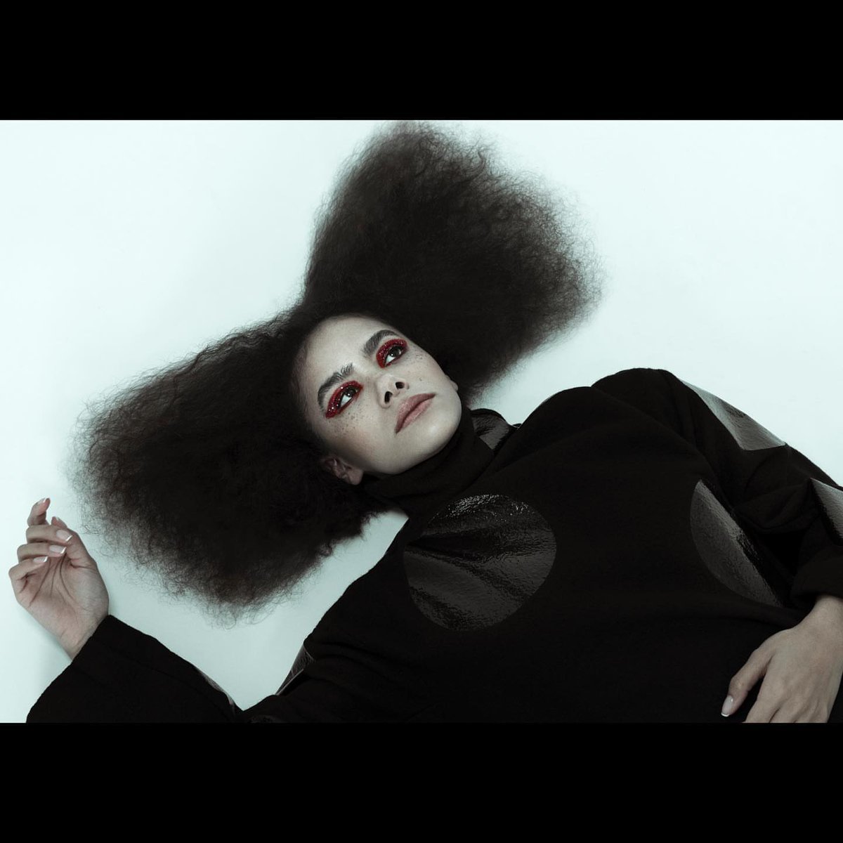 AntoniaGentryBR's tweet photo. "@schonmagazine , que ensaio fotográfico divertido. obrigado pelo capa 😌" 

📸 Antonia Gentry via Instagram. https://t.co/5CNWDFfwh2