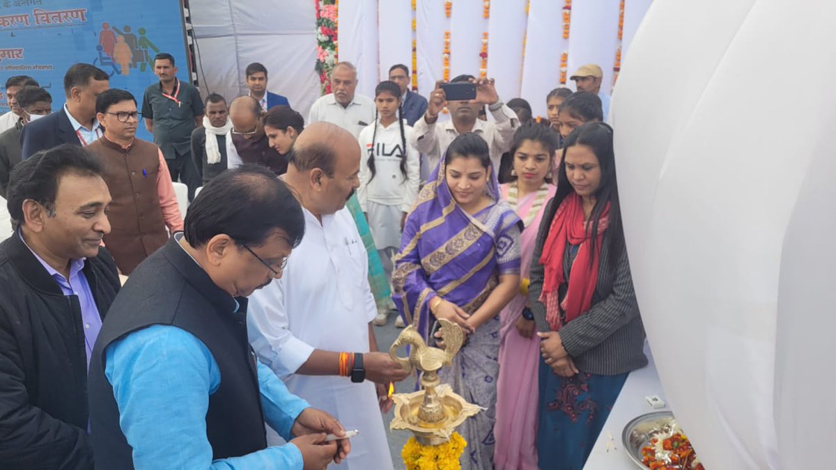 collectorjhabua's tweet photo. मा.केंद्रीय मंत्री, सामाजिक न्याय और अधिकारिता मंत्रालय, भारत सरकार डॉ.वीरेंद्र कुमार द्वारा पर दिव्यांगजनों के जीवन में बदलाव लाने के लिए  #एडिप_योजना के अन्तर्गत पॉलिटेक्निक कॉलेज झाबुआ में नि:शुल्क सहायक उपकरण वितरण कार्यक्रम का शुभारंभ मां सरस्वती की पूजा कर किया गया है। https://t.co/9kUwNRJQ8g