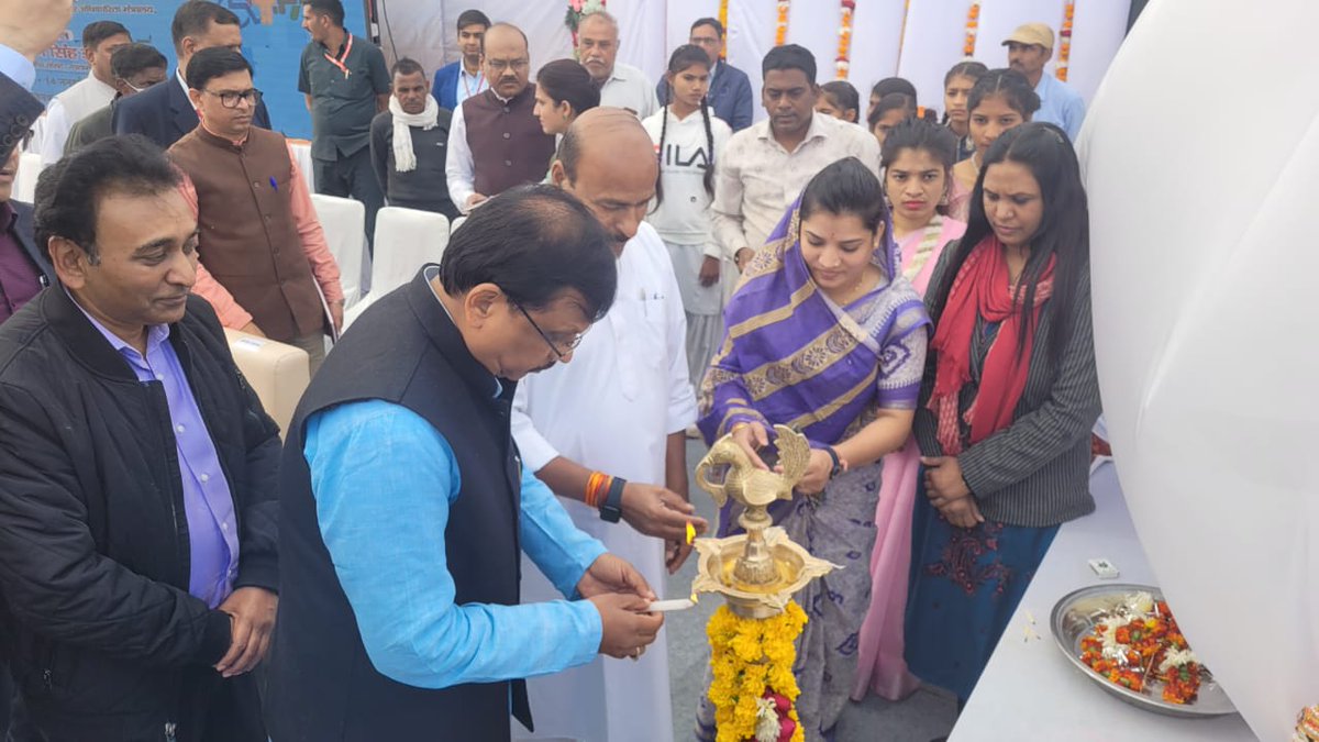 collectorjhabua's tweet photo. मा.केंद्रीय मंत्री, सामाजिक न्याय और अधिकारिता मंत्रालय, भारत सरकार डॉ.वीरेंद्र कुमार द्वारा पर दिव्यांगजनों के जीवन में बदलाव लाने के लिए  #एडिप_योजना के अन्तर्गत पॉलिटेक्निक कॉलेज झाबुआ में नि:शुल्क सहायक उपकरण वितरण कार्यक्रम का शुभारंभ मां सरस्वती की पूजा कर किया गया है। https://t.co/9kUwNRJQ8g