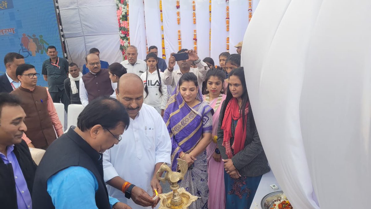 collectorjhabua's tweet photo. मा.केंद्रीय मंत्री, सामाजिक न्याय और अधिकारिता मंत्रालय, भारत सरकार डॉ.वीरेंद्र कुमार द्वारा पर दिव्यांगजनों के जीवन में बदलाव लाने के लिए  #एडिप_योजना के अन्तर्गत पॉलिटेक्निक कॉलेज झाबुआ में नि:शुल्क सहायक उपकरण वितरण कार्यक्रम का शुभारंभ मां सरस्वती की पूजा कर किया गया है। https://t.co/9kUwNRJQ8g