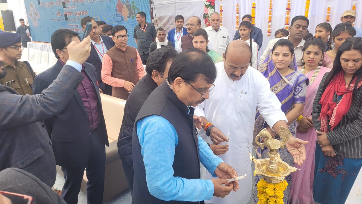 collectorjhabua's tweet photo. मा.केंद्रीय मंत्री, सामाजिक न्याय और अधिकारिता मंत्रालय, भारत सरकार डॉ.वीरेंद्र कुमार द्वारा पर दिव्यांगजनों के जीवन में बदलाव लाने के लिए  #एडिप_योजना के अन्तर्गत पॉलिटेक्निक कॉलेज झाबुआ में नि:शुल्क सहायक उपकरण वितरण कार्यक्रम का शुभारंभ मां सरस्वती की पूजा कर किया गया है। https://t.co/9kUwNRJQ8g