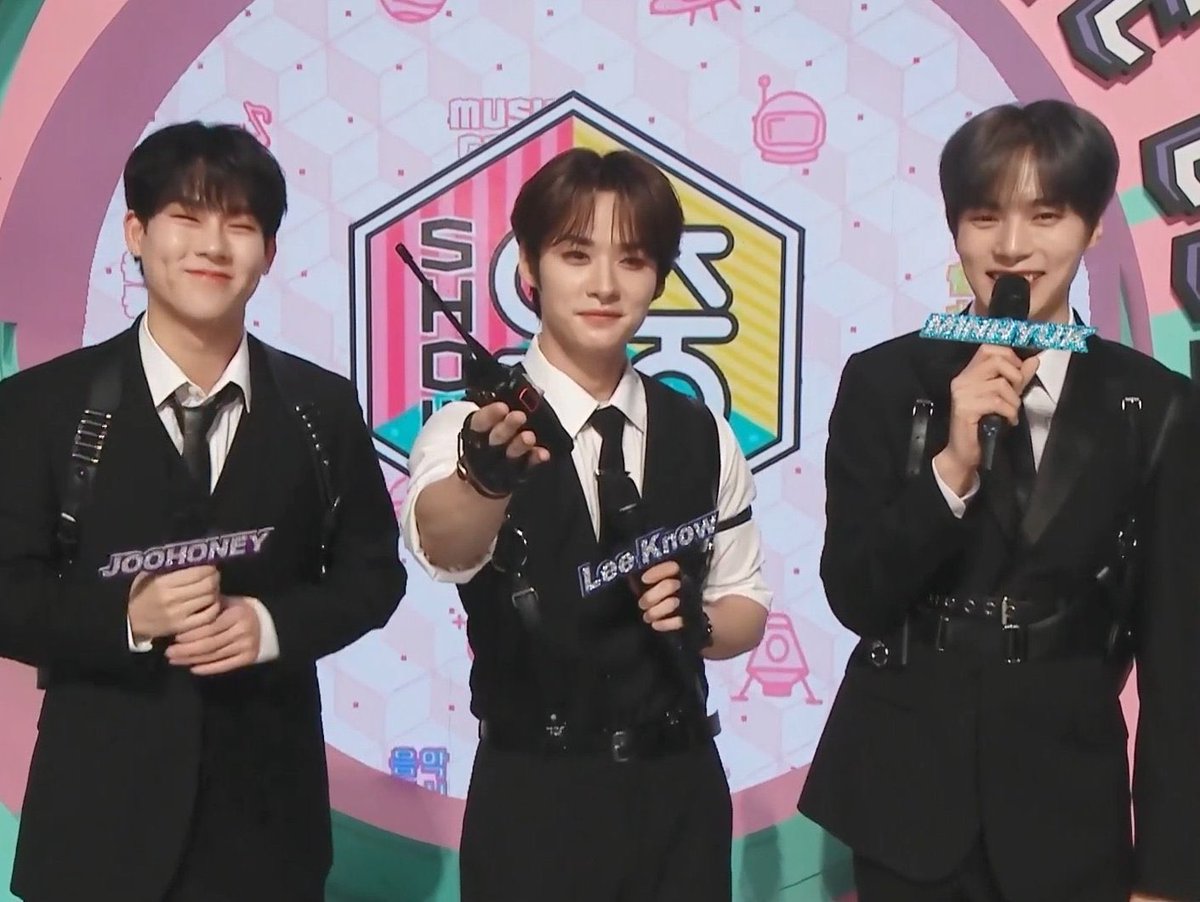leabee15's tweet photo. what is HAPPENING THIS YEAR WE FINALLY GET MONSTA X AND ATEEZ ON IDOL RADIO AND NOW WE LEE KNOW WITH JOOHEON AND MINHYUK TOGETHER THIS IS THE BEST YEARS FOR THE INTERACTION https://t.co/eJJ3Mx4l1q