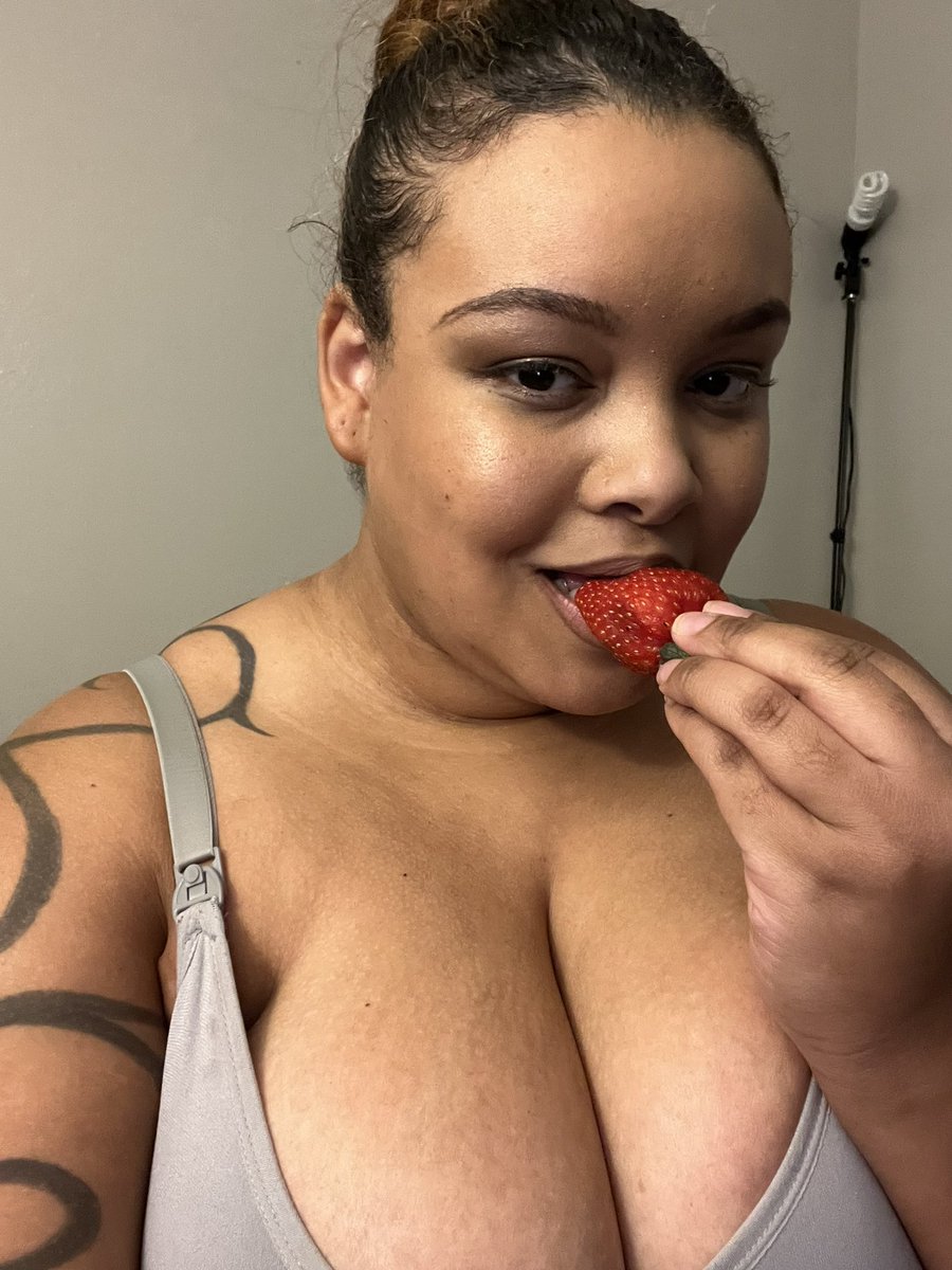 misz_thickness's tweet photo. Happy New Year to y’all!My New Year has started off sucky! The only good this is the constant dick! https://t.co/mVt2TEsvad