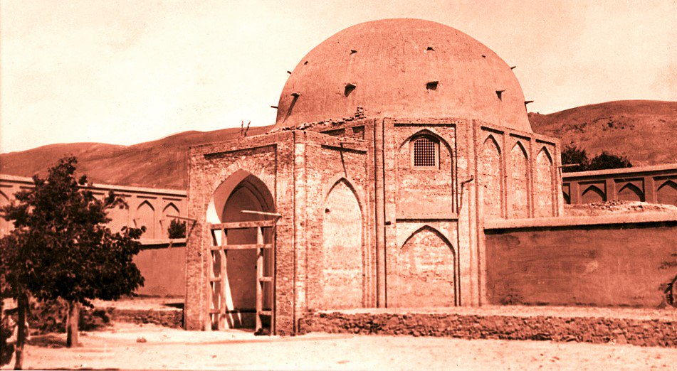 pashtonzoy's tweet photo. Mausoleum of Sultan Mahmoud Ghaznavi, Ghazni; Afghanistan:
In the year 971, the famous ruler Mahmoud was born in Ghazni, from a Pashtun mother [Farkhzada] and a Turkish father [Sabgatgin]. He was buried in his garden, and in Ghaznavid history he was remembered as [former emir].. https://t.co/PijYyXrnV2