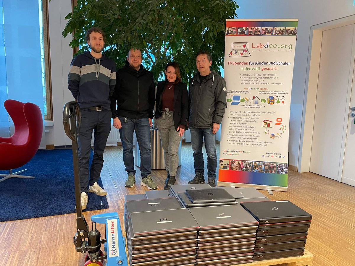 labdoo_D's tweet photo. Vielen Dank VR Bank Metropolregion für eure 94 gespendeten Laptops.
Das Foto zeigt Nicole Braun, Leitung IT, Franz Braun (IT) sowie Raphael und Sebastian vom Labdoo Hub Nürnber
#spende #vrbank #gutestun  #laptop #it  #labdoo #metrolpolregion #nürnberg  #spende #danke #nachhaltig https://t.co/6iwu80VHPw