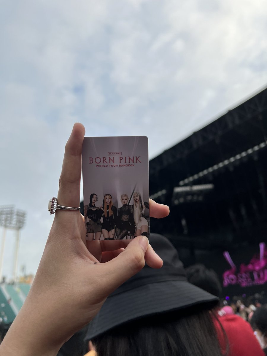 binipinkeu's tweet photo. #BORNPINKBANGKOK https://t.co/5B2qWA1XR9
