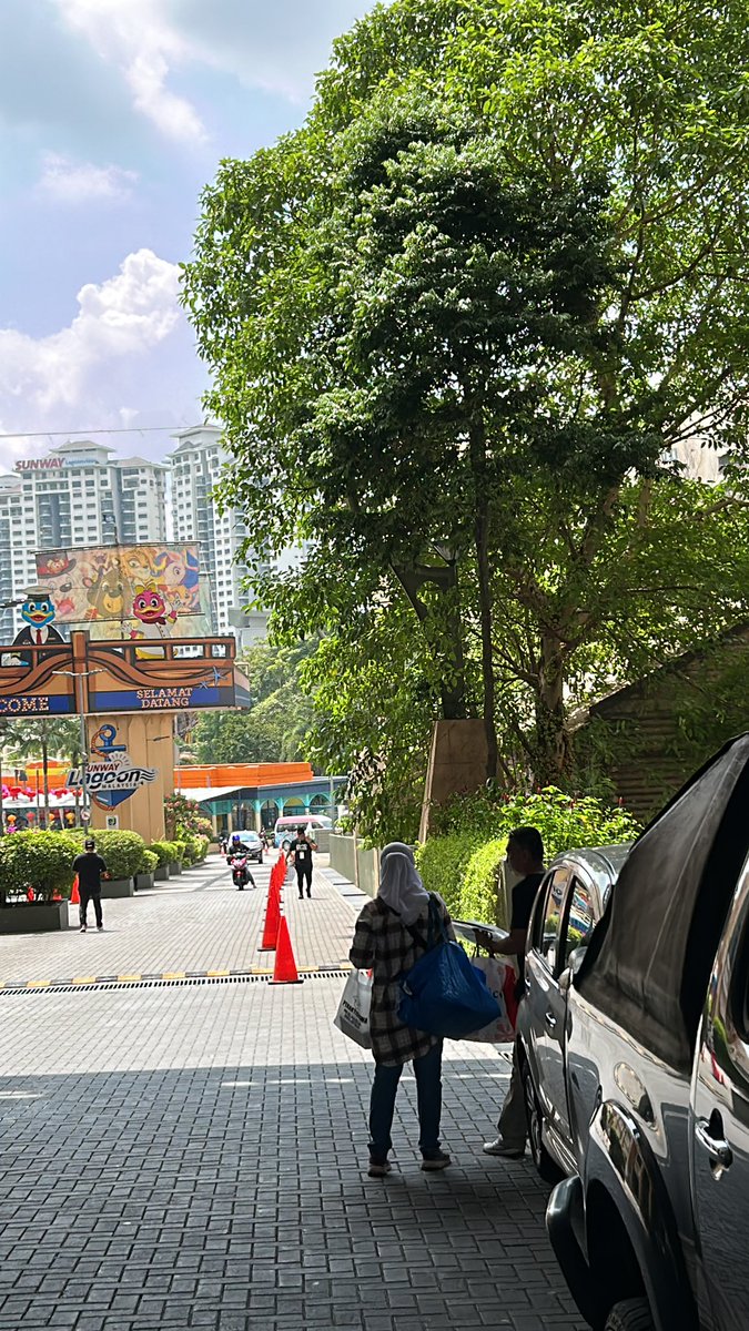 high_asfxxk's tweet photo. #GrandwaveinKL The management sucks as hell. PIC hiding behind security's back. Lack information, crowd control failed, safety failed. Been to 20+ concerts and this is the 4th at Sunway Lagoon and @grandwavemy cont- https://t.co/J5XKFG72Tp