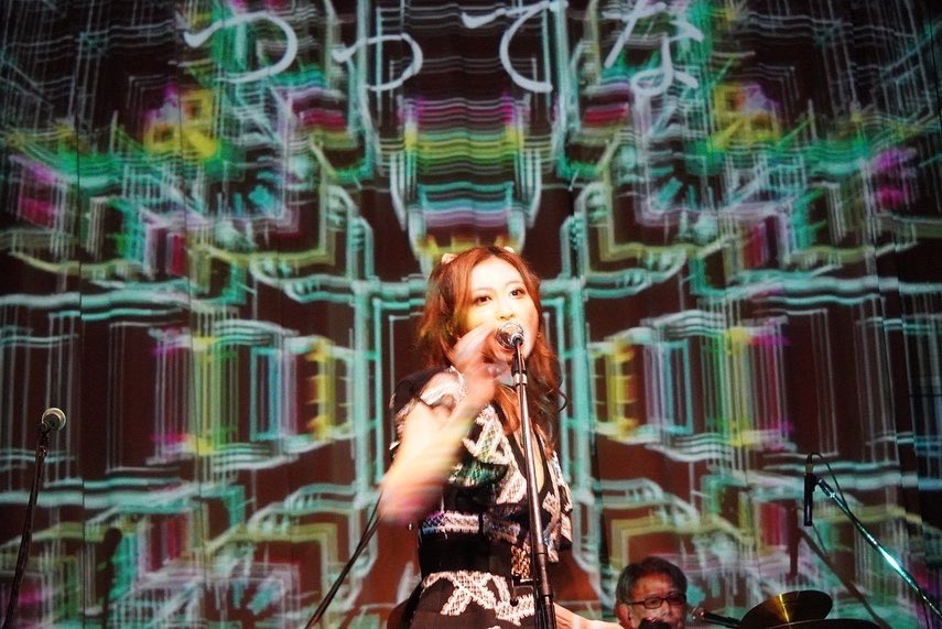 MARIMARI__2022's tweet photo. MARIMARI福山初ライブ！
VJ Marniも参加したフルメンバーの初ライブ！
音楽と映像が融合した異空間を演出しました😊
来てくれた皆さんありがとう！
来れなかった人もぜひ次回MARIMARIのステージに足を運んでください。
会場全体でご一緒に‼️
せーの❗️マリマリ😆 https://t.co/yq671ulIVS