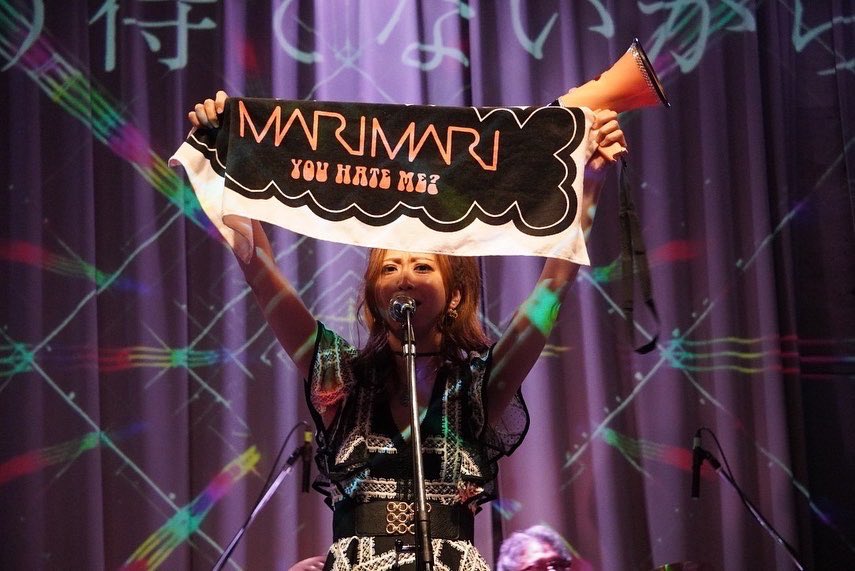 MARIMARI__2022's tweet photo. MARIMARI福山初ライブ！
VJ Marniも参加したフルメンバーの初ライブ！
音楽と映像が融合した異空間を演出しました😊
来てくれた皆さんありがとう！
来れなかった人もぜひ次回MARIMARIのステージに足を運んでください。
会場全体でご一緒に‼️
せーの❗️マリマリ😆 https://t.co/yq671ulIVS