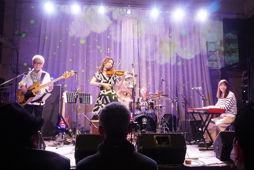MARIMARI__2022's tweet photo. MARIMARI福山初ライブ！
VJ Marniも参加したフルメンバーの初ライブ！
音楽と映像が融合した異空間を演出しました😊
来てくれた皆さんありがとう！
来れなかった人もぜひ次回MARIMARIのステージに足を運んでください。
会場全体でご一緒に‼️
せーの❗️マリマリ😆 https://t.co/yq671ulIVS